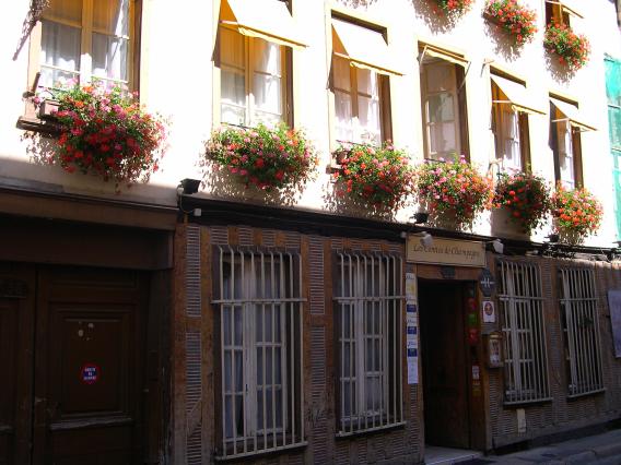  Hôtel des Comtes de Champagne (rue de la Monnaie)